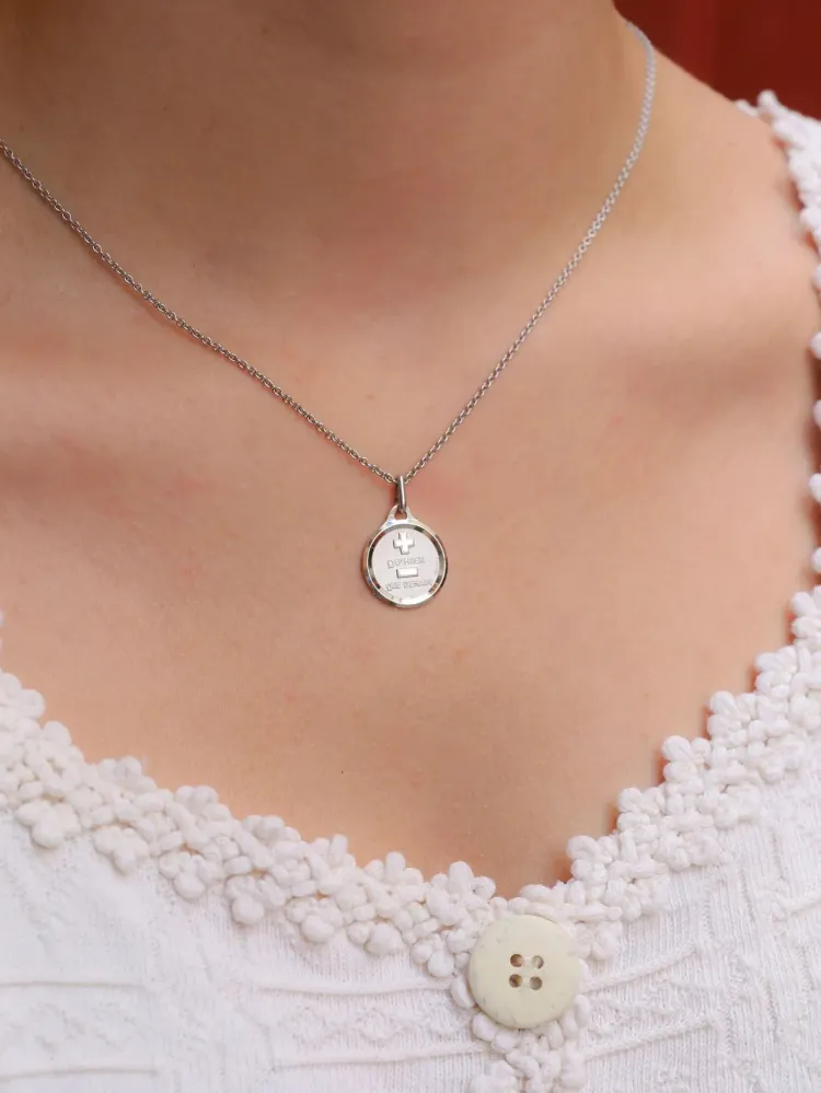 AUGIS - Round love medal white gouden More than yesterday Less than tomorrow