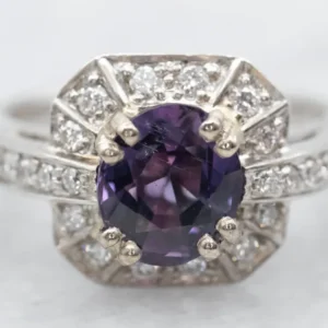 Contemporary Paars Sapphire and Diamond Halo Ring