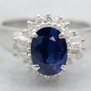 Eigentijds Platinum Sapphire and Diamond Halo Ring