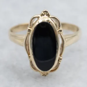 Ladies Onyx and Goud Solitaire Ring Scalloped Edge