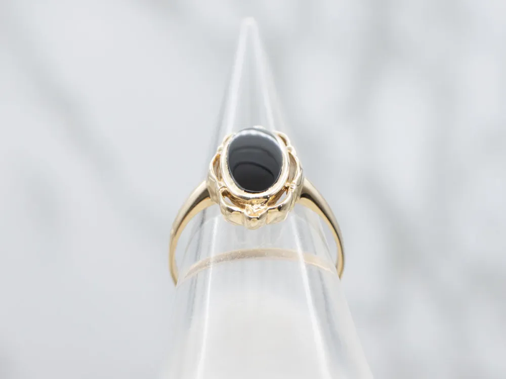 Ladies Onyx and Goud Solitaire Ring Scalloped Edge