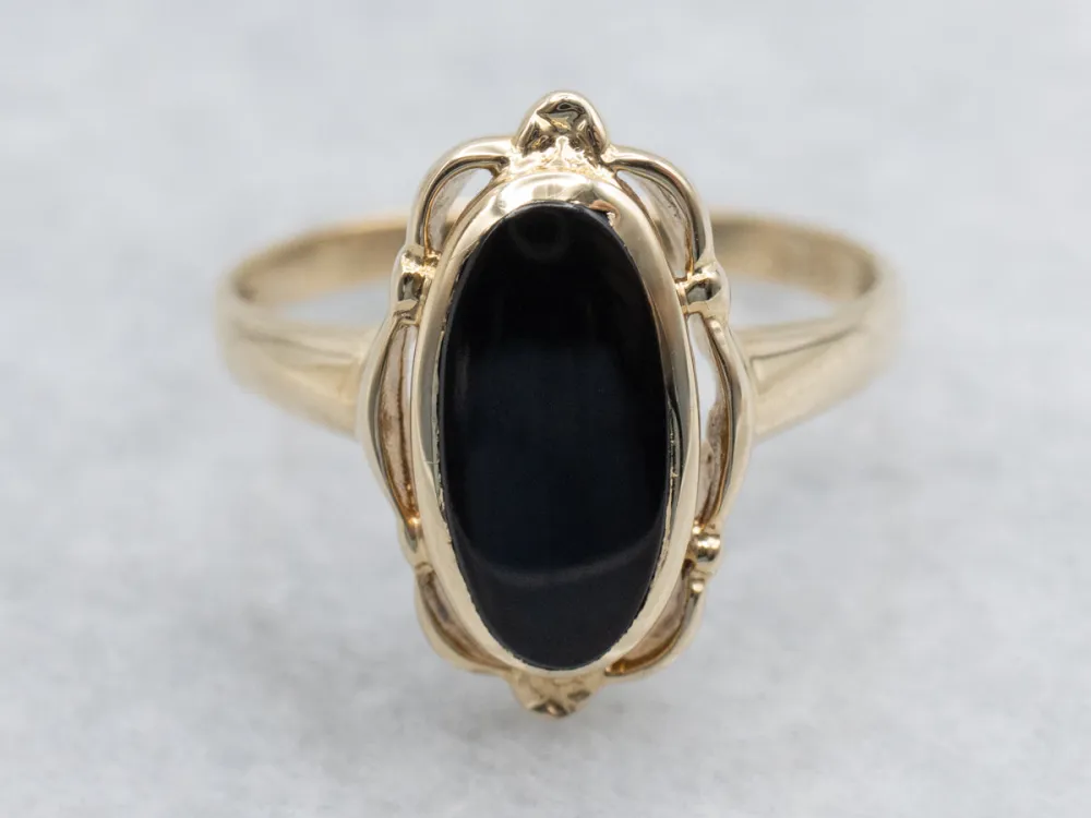 Ladies Onyx and Goud Solitaire Ring Scalloped Edge