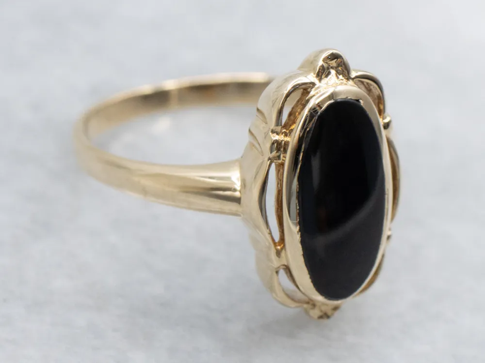 Ladies Onyx and Goud Solitaire Ring Scalloped Edge