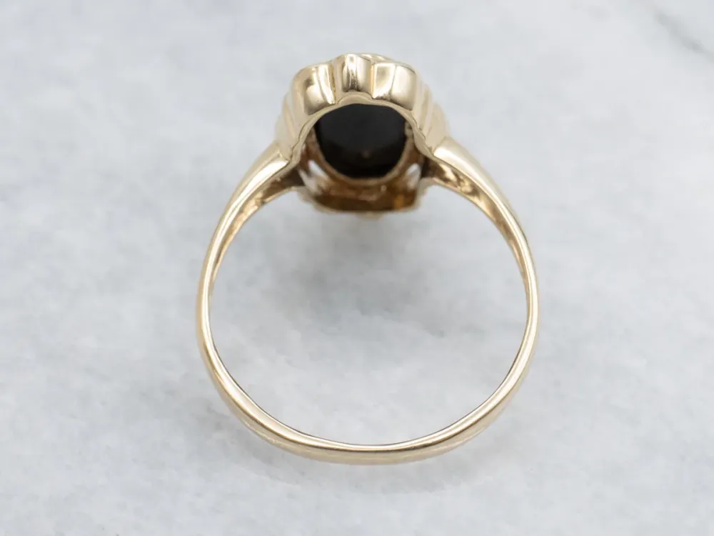 Ladies Onyx and Goud Solitaire Ring Scalloped Edge