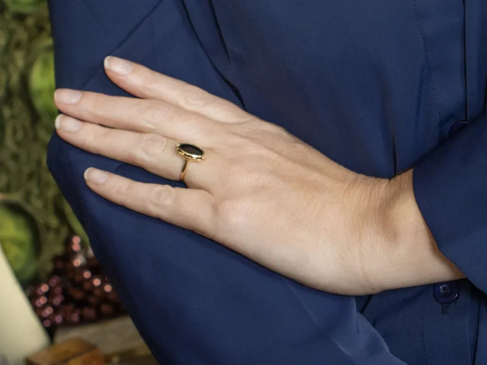 Ladies Onyx and Goud Solitaire Ring Scalloped Edge