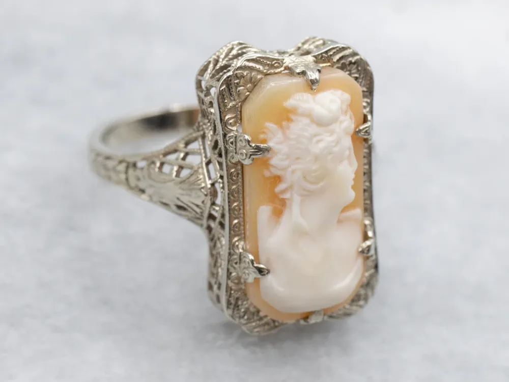 Lovely Art Deco Cameo White Gouden Filigree Ring
