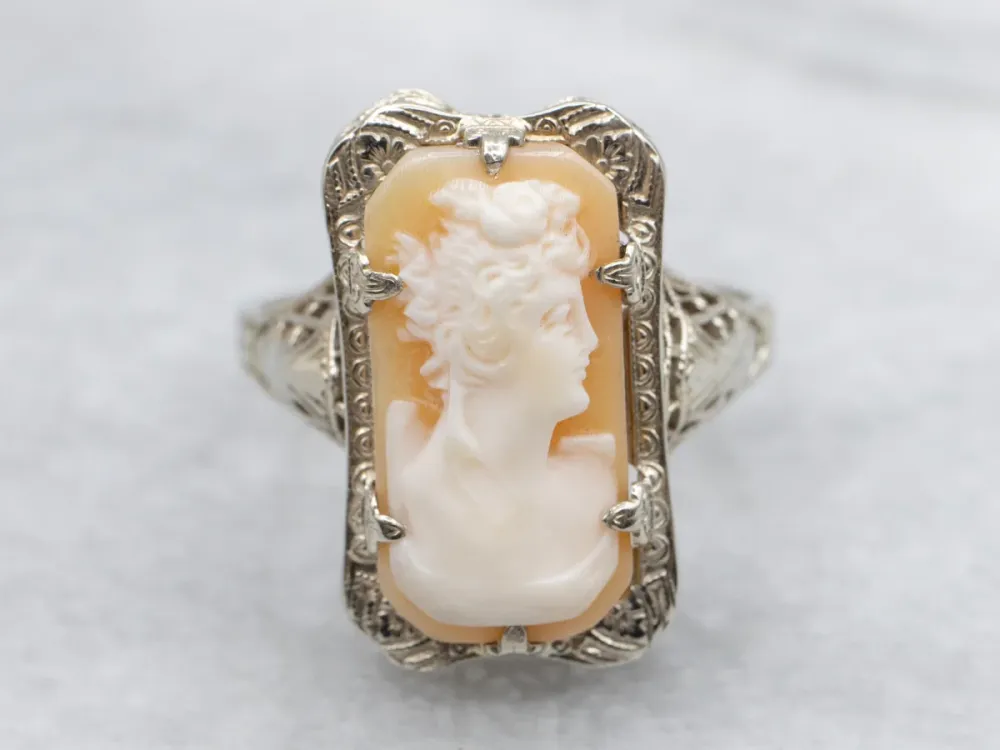 Lovely Art Deco Cameo White Gouden Filigree Ring