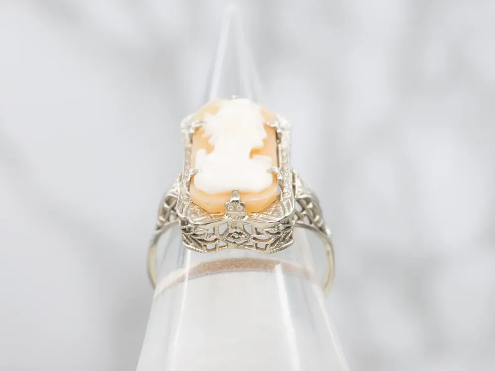 Lovely Art Deco Cameo White Gouden Filigree Ring