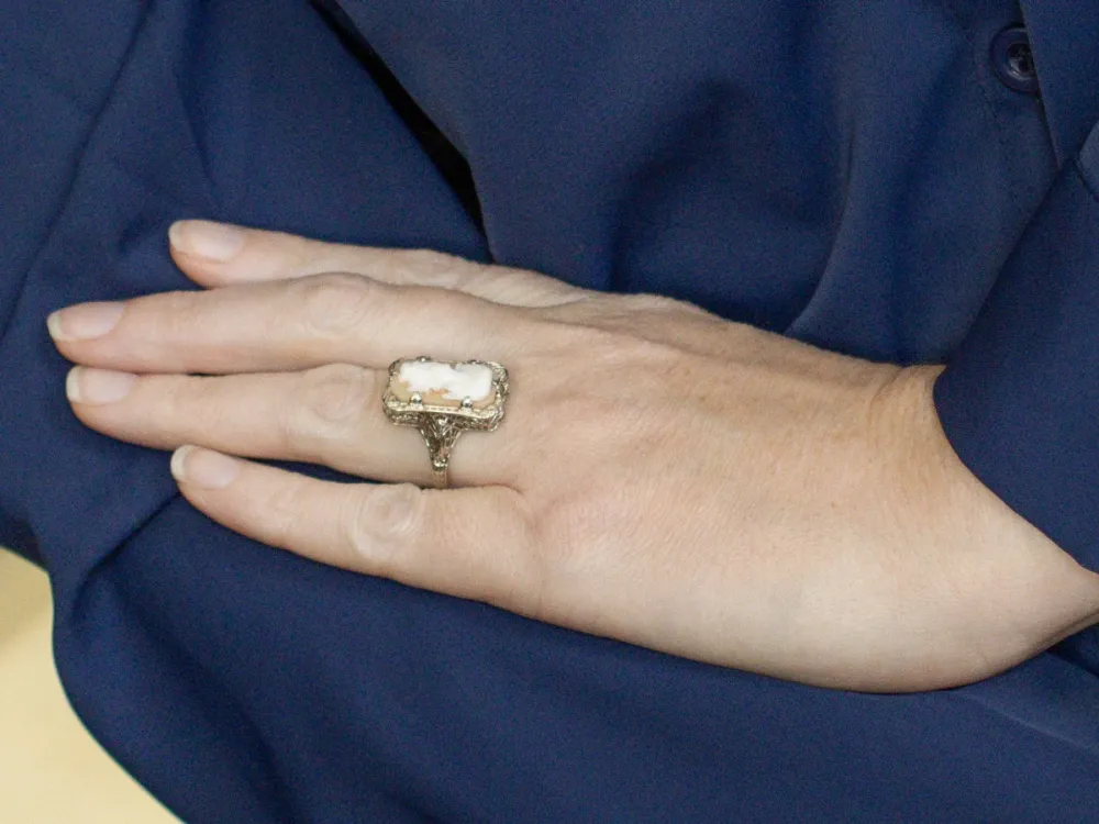Lovely Art Deco Cameo White Gouden Filigree Ring