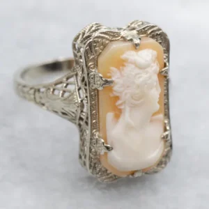 Lovely Art Deco Cameo White Gouden Filigree Ring