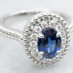 Modern Verguld Sapphire and Diamond Halo Ring