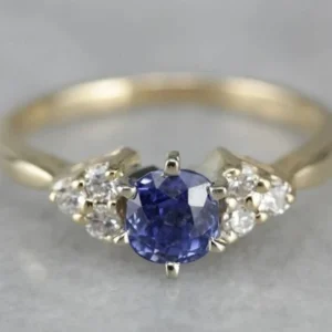 Ongemaakt Sapphire and Diamond Engagement Ring