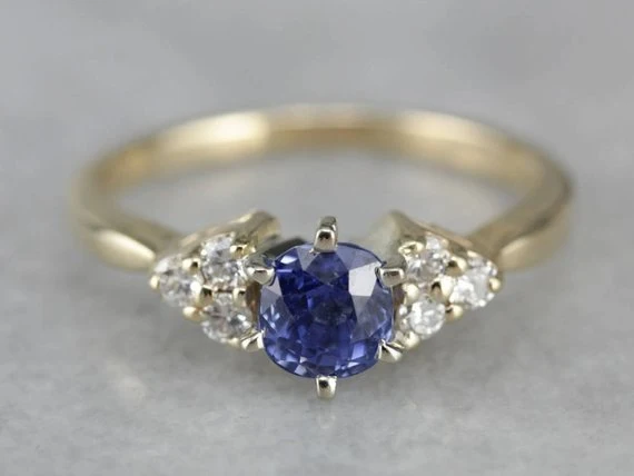 Ongemaakt Sapphire and Diamond Engagement Ring