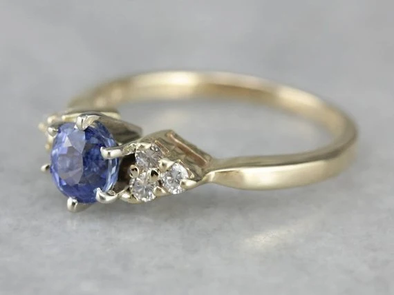 Ongemaakt Sapphire and Diamond Engagement Ring