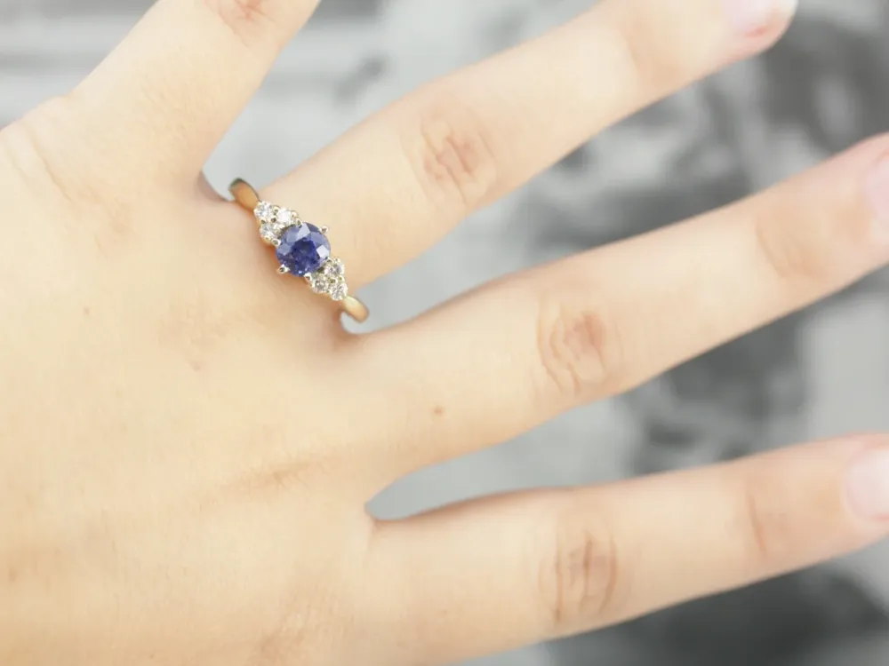 Ongemaakt Sapphire and Diamond Engagement Ring