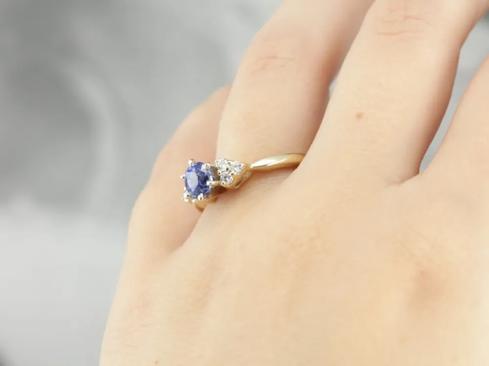 Ongemaakt Sapphire and Diamond Engagement Ring