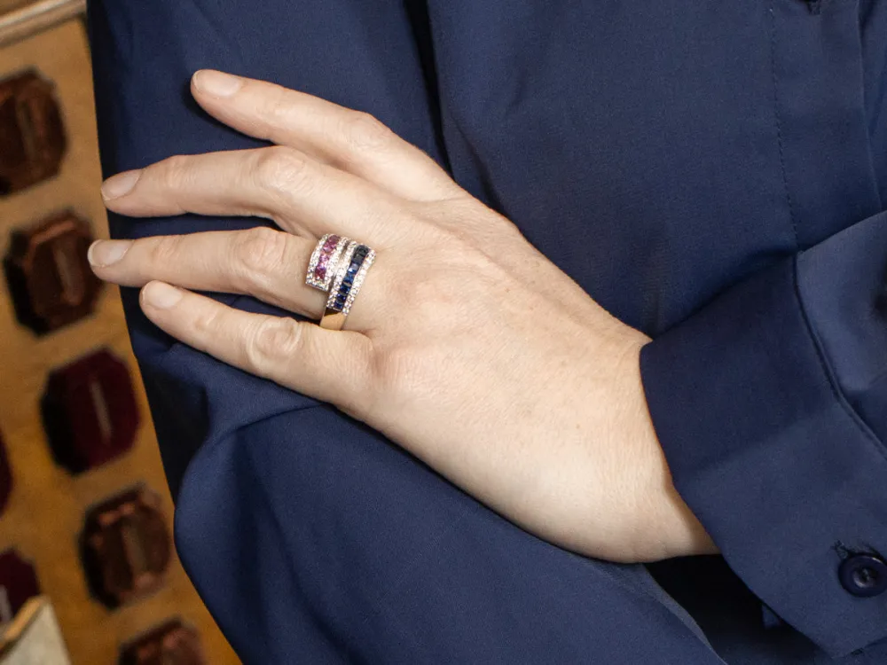 Pink and Blauw Sapphire Diamond Bypass Ring met DIN 471 norm