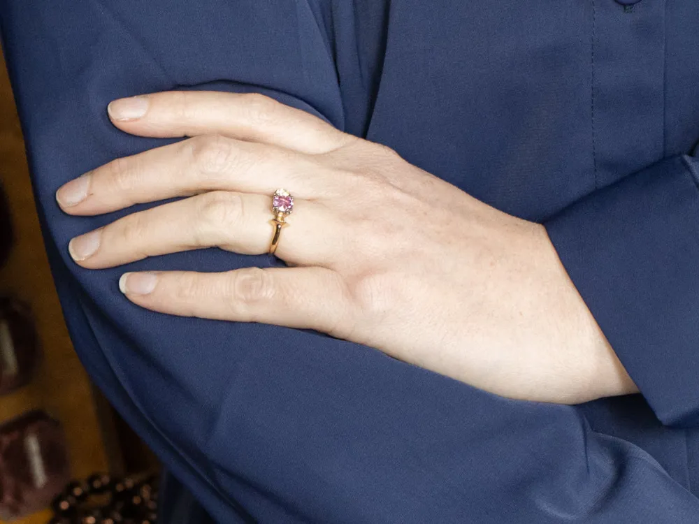 Retro Framboos Sapphire Ring, 14K Yellow and White Gold Bow Shape