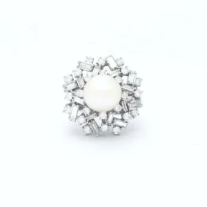 Ring pearl and diamonds