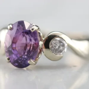 Sluitring Modernist Pruimenpaars Sapphire and Diamond Ring