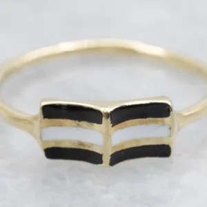 Vintage Black and Sneeuwwit Enamel Concave Ring