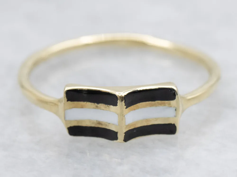 Vintage Black and Sneeuwwit Enamel Concave Ring