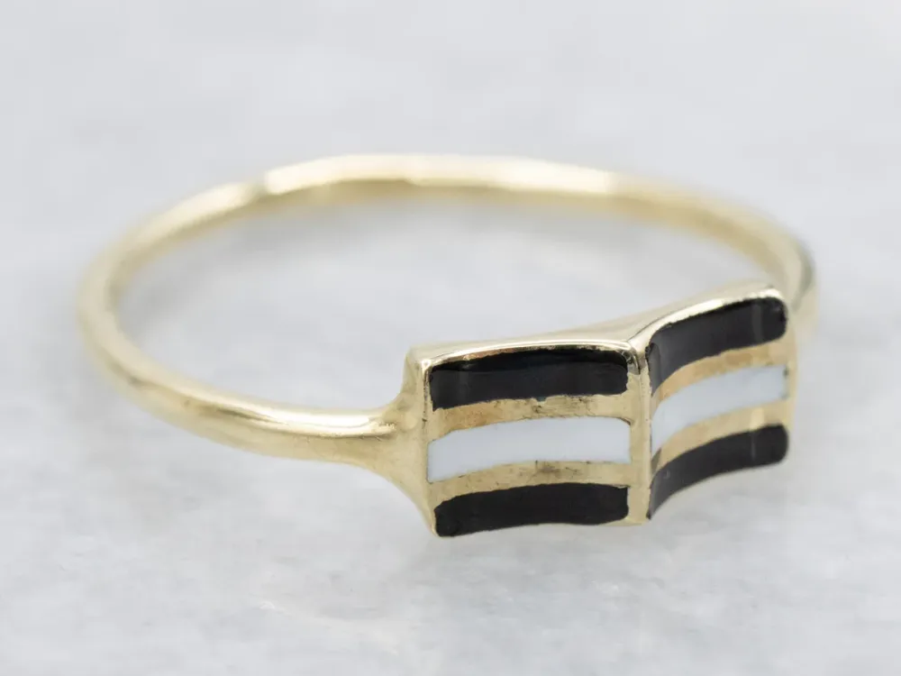 Vintage Black and Sneeuwwit Enamel Concave Ring