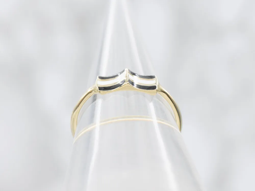 Vintage Black and Sneeuwwit Enamel Concave Ring