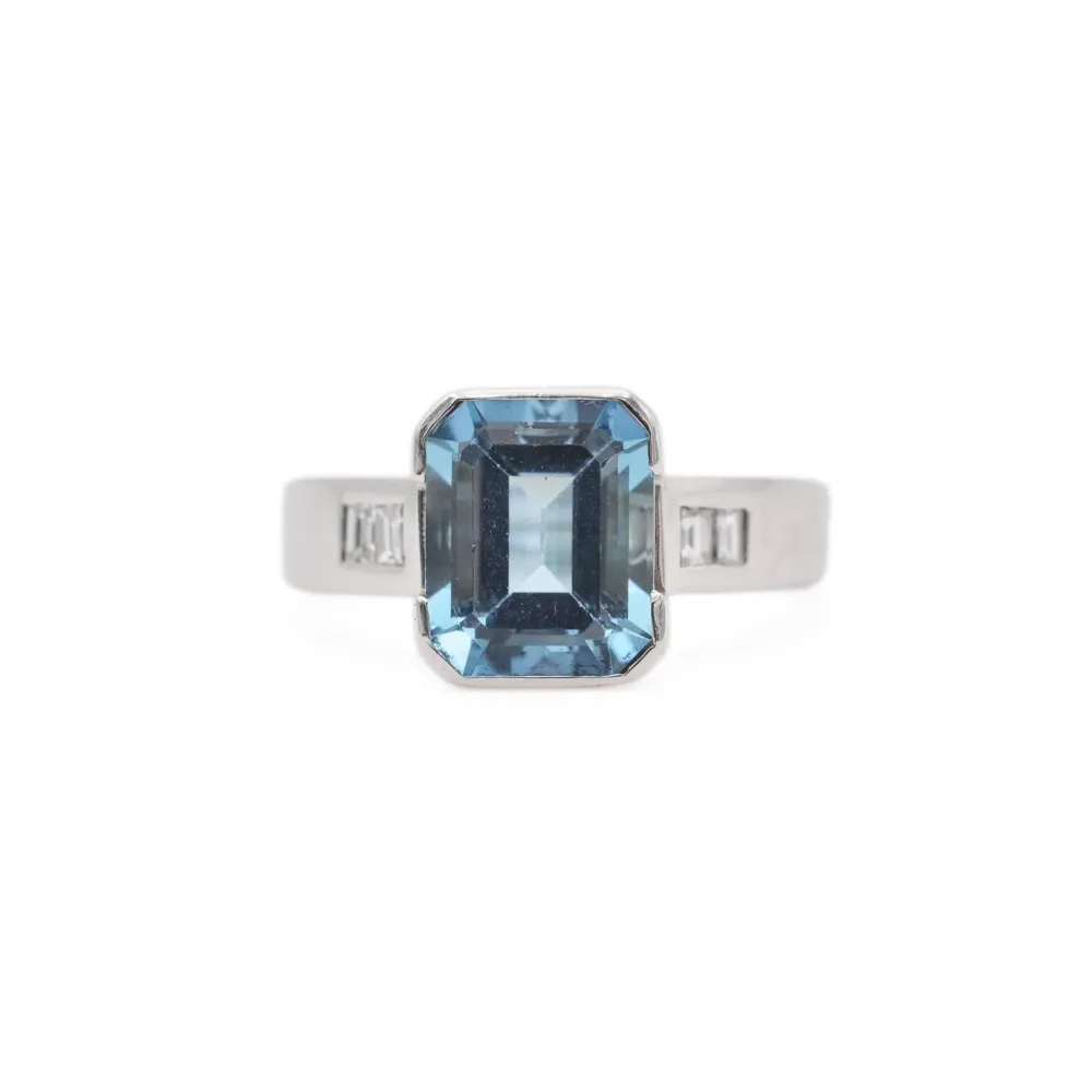 White gold ring acquamarina ct 2.9 and diamond